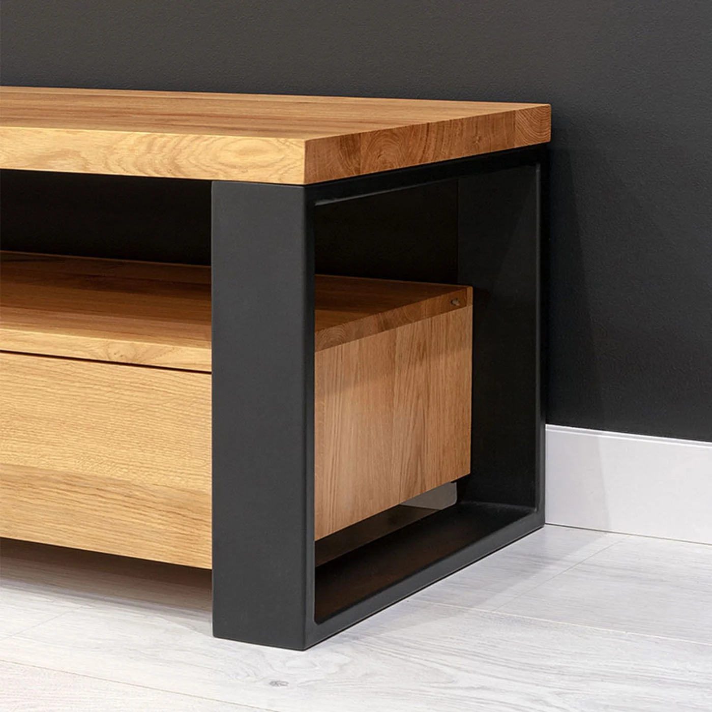 TV-Horizon-Schrank aus massivem Holz
