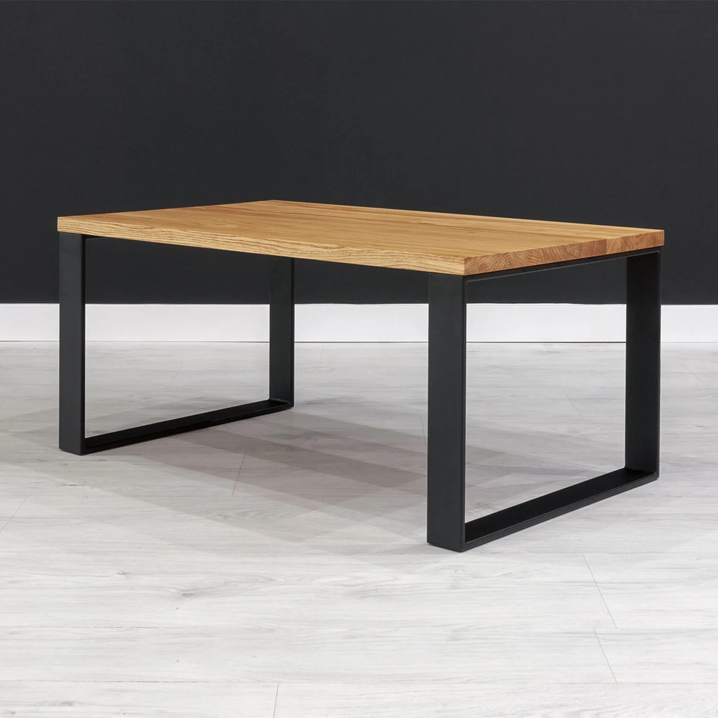 Slim-Couchtisch aus Holz und Metall