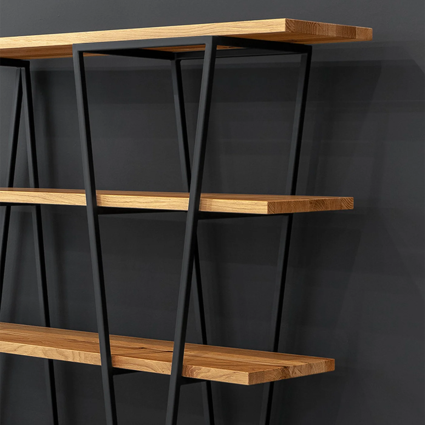 Industrielles Tilt-Bücherregal aus massivem Holz