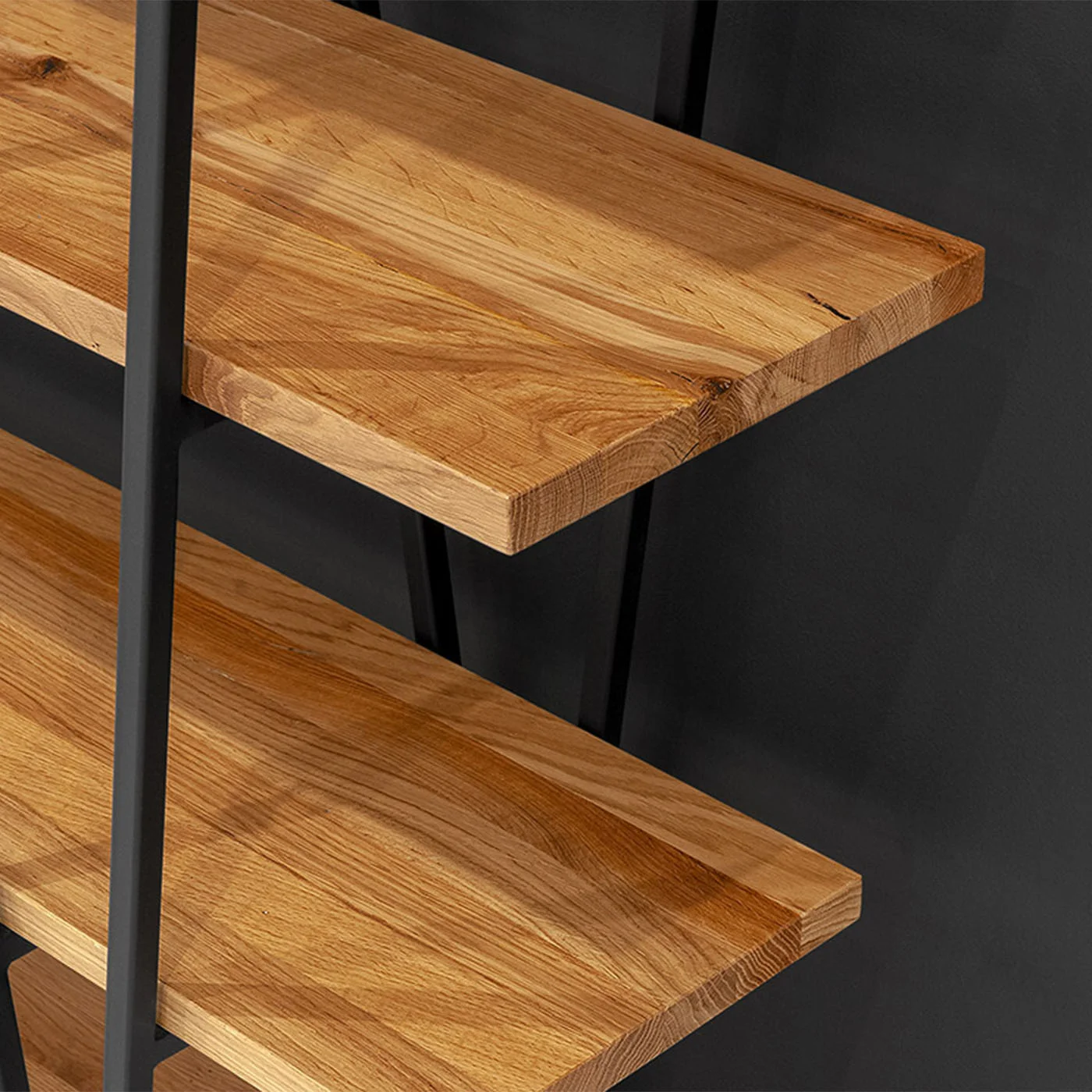 Industrielles Tilt-Bücherregal aus massivem Holz