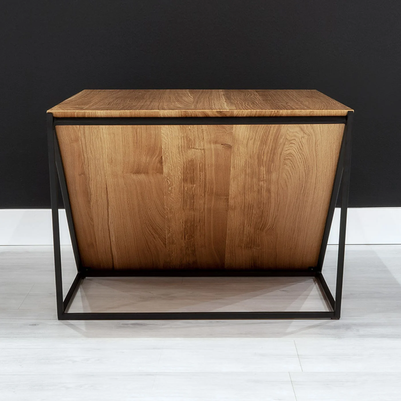 Void-Couchtisch aus massivem Holz